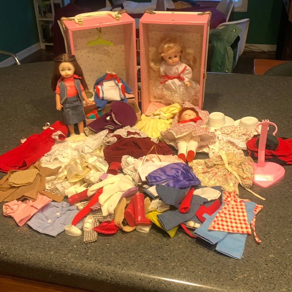 Giant vintage Vogue Ginny dolls and Ginny clothing lot